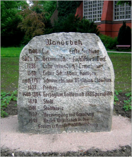 Der Wandsbeker Geschichtsstein erinnert an die Enwicklung des Ortes. Seit 2005 steht er neben der Christus-Kirche